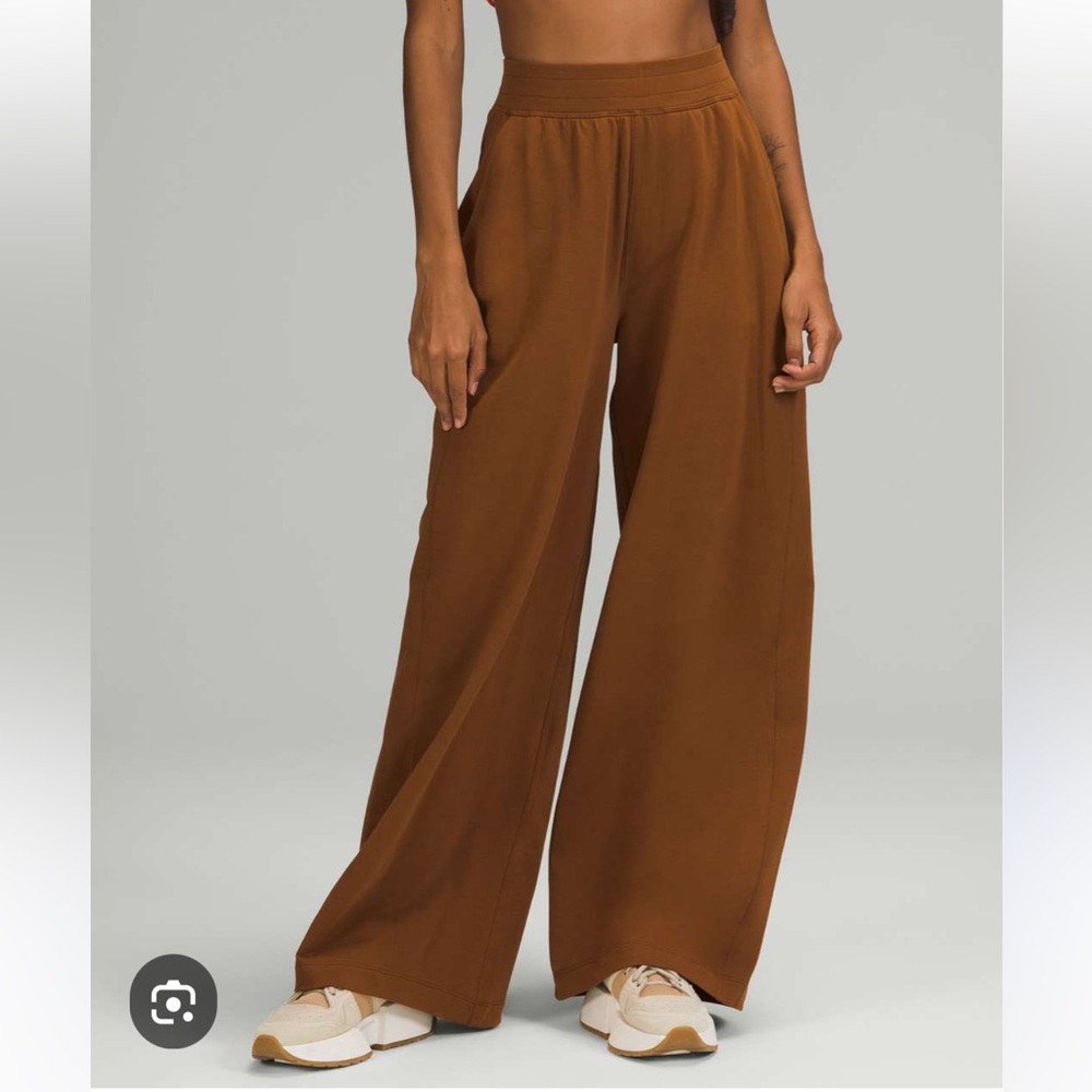 Lululemon LA Wide Leg Super-High-Rise Pant
Copper Brown sz 4